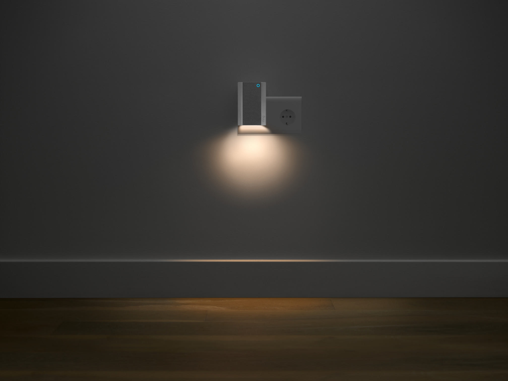 Nachtlicht an der Wand mit Steckdose darunter. Holzboden.
