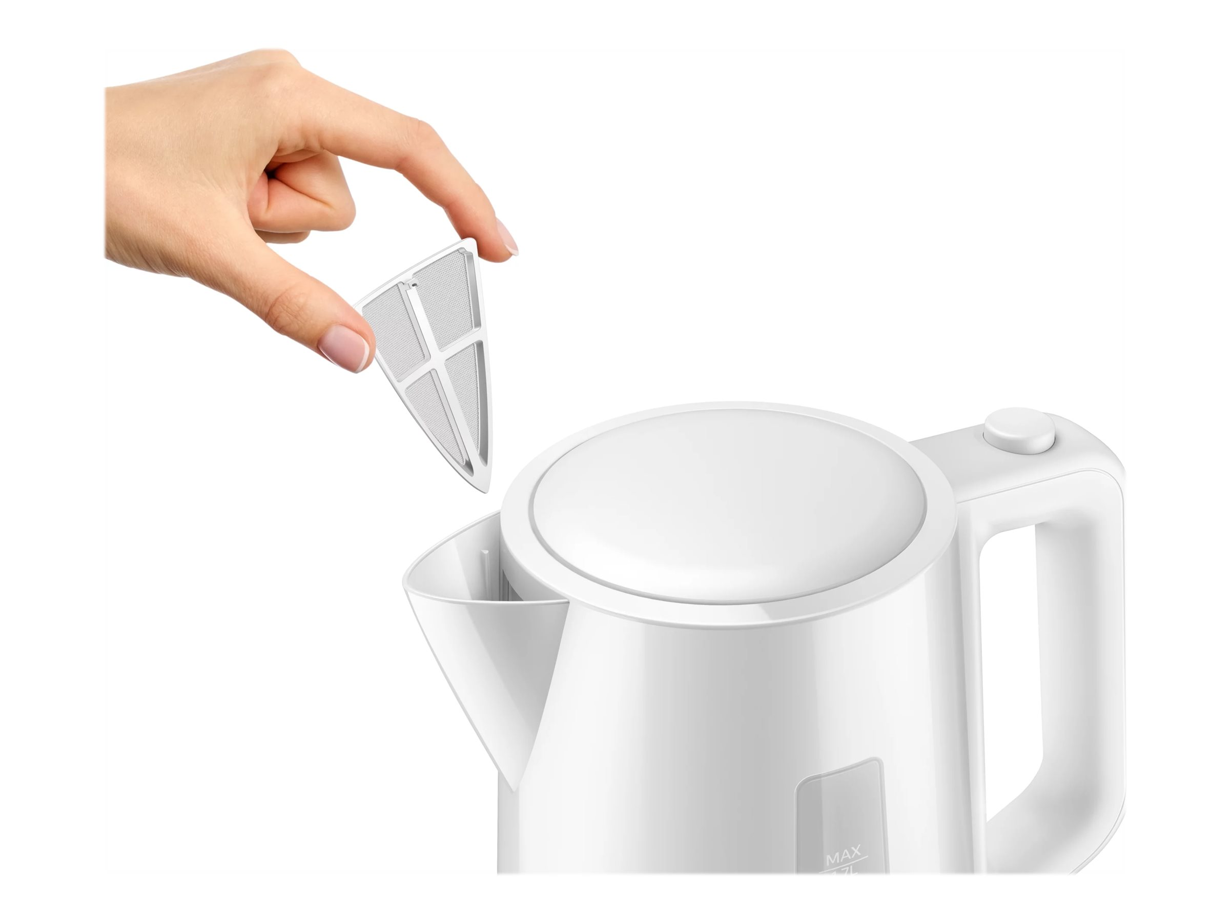 Eine Hand, die einen Filter aus einem weißen elektrischen Wasserkocher entfernt. Der Wasserkocher hat ein Wasserstandsfenster.