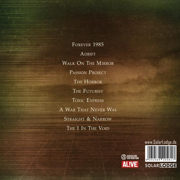 CD-Album-Rückseite mit Titelliste, Künstlername und Barcode auf strukturiertem Hintergrund.