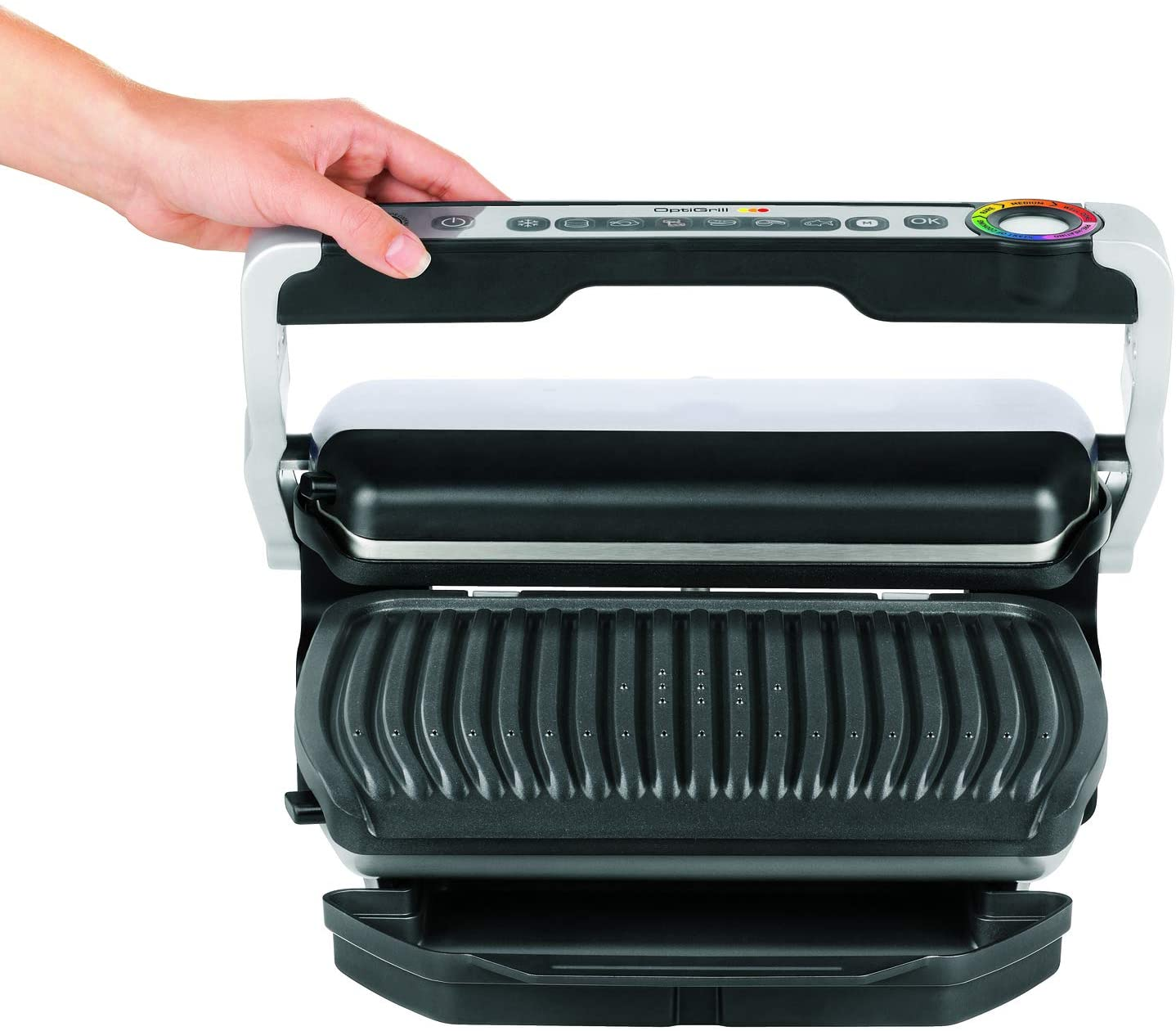 La mano di una persona aziona un OptiGrill nero e argento con il coperchio aperto.