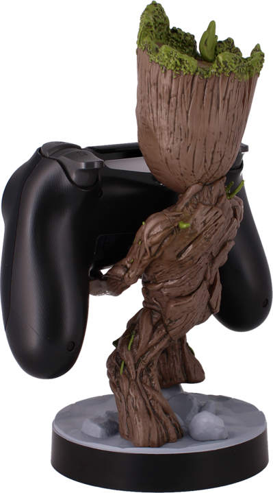 Figura di Groot che tiene un controller PlayStation nero su supporto.