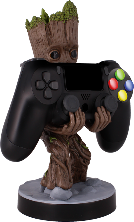 Groot tiene in mano un controller PlayStation nero. Si trova su una base grigia.