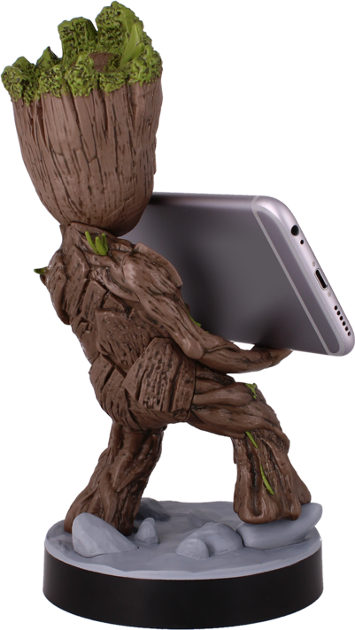 Una statuetta di Groot che tiene un telefono d'argento. La statuetta è marrone con accenti verdi.
