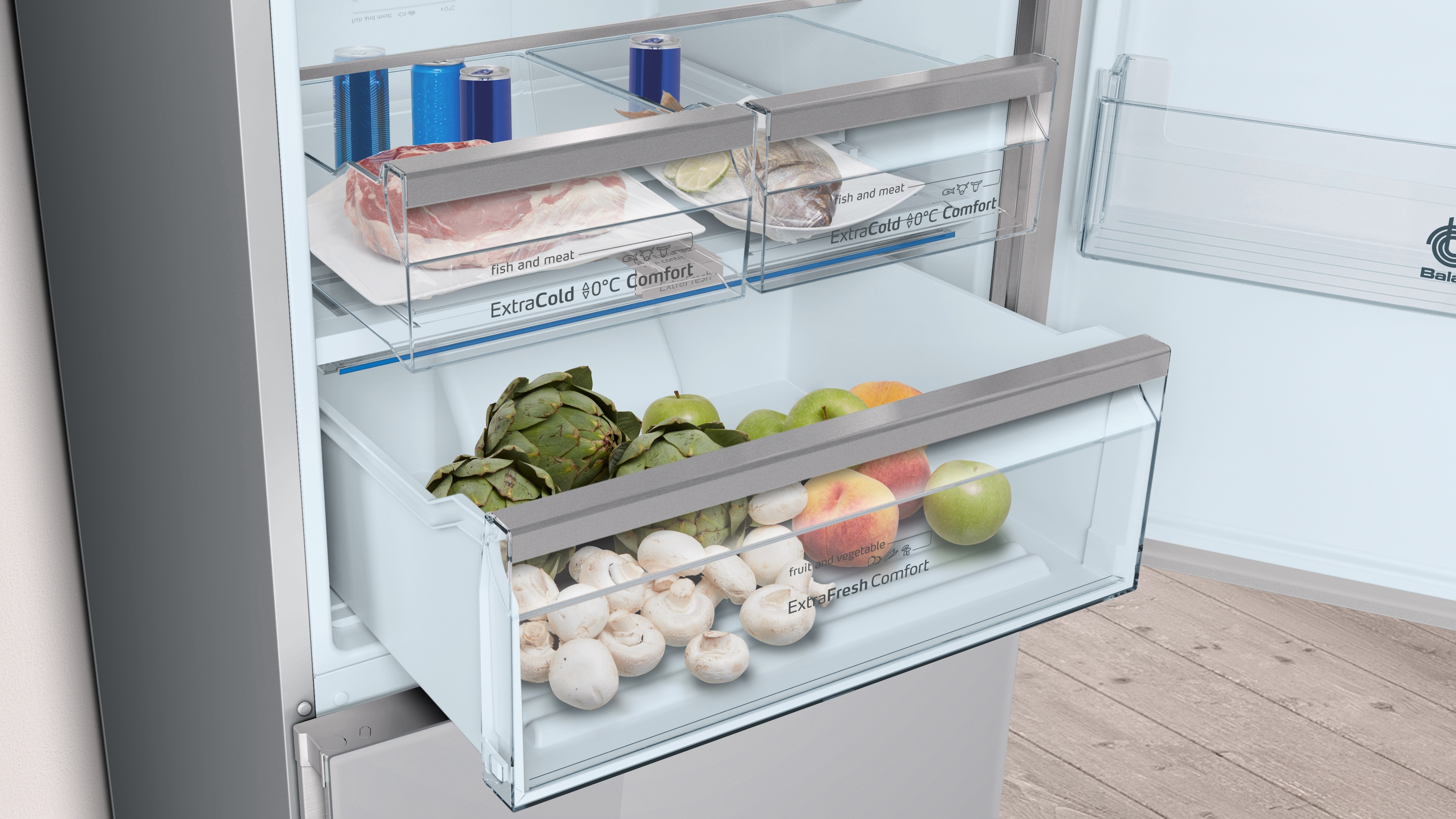 Interior de refrigerador mostrando productos frescos y alimentos.