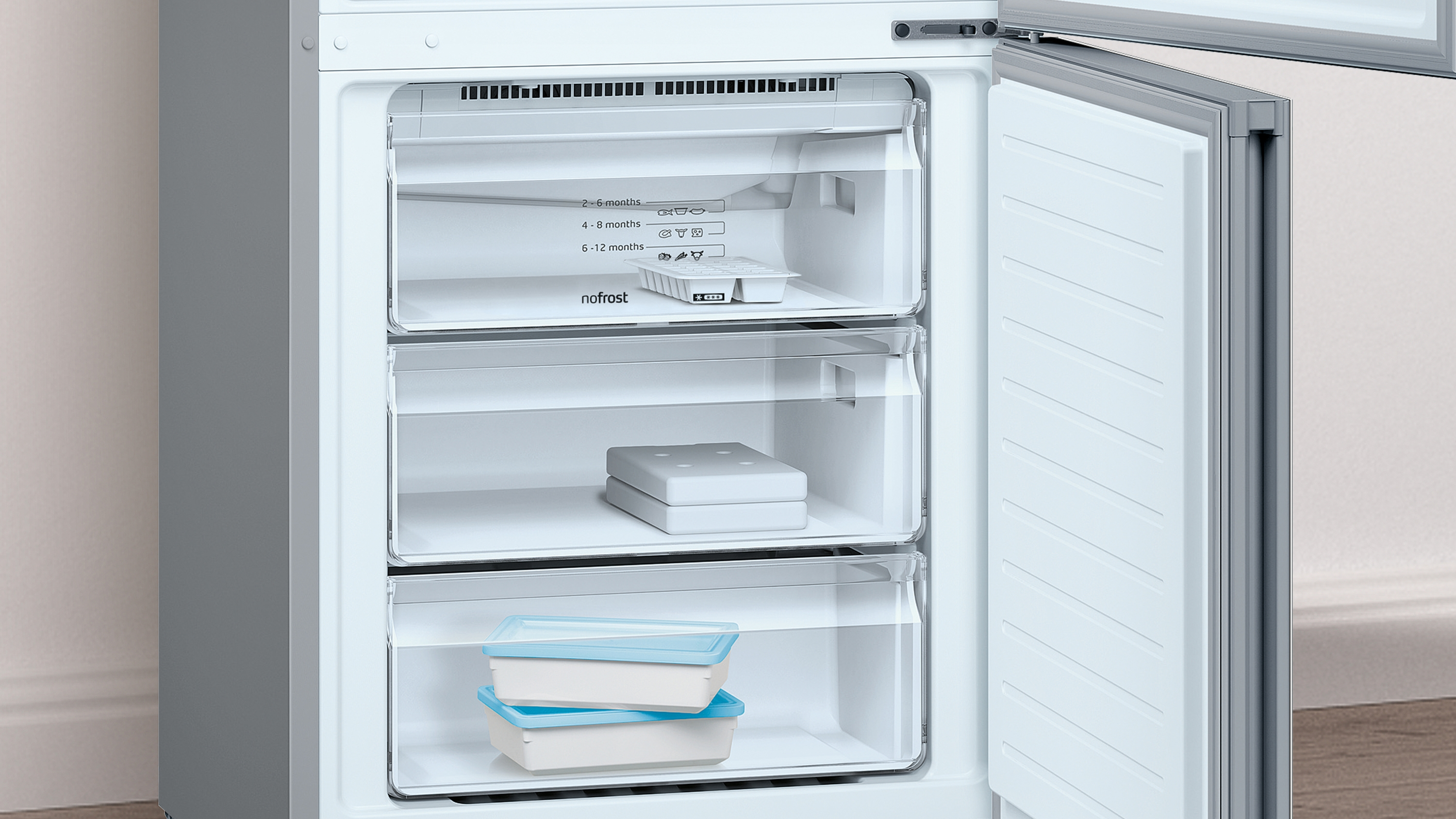 Un refrigerador blanco con la puerta abierta, mostrando estantes con alimentos.