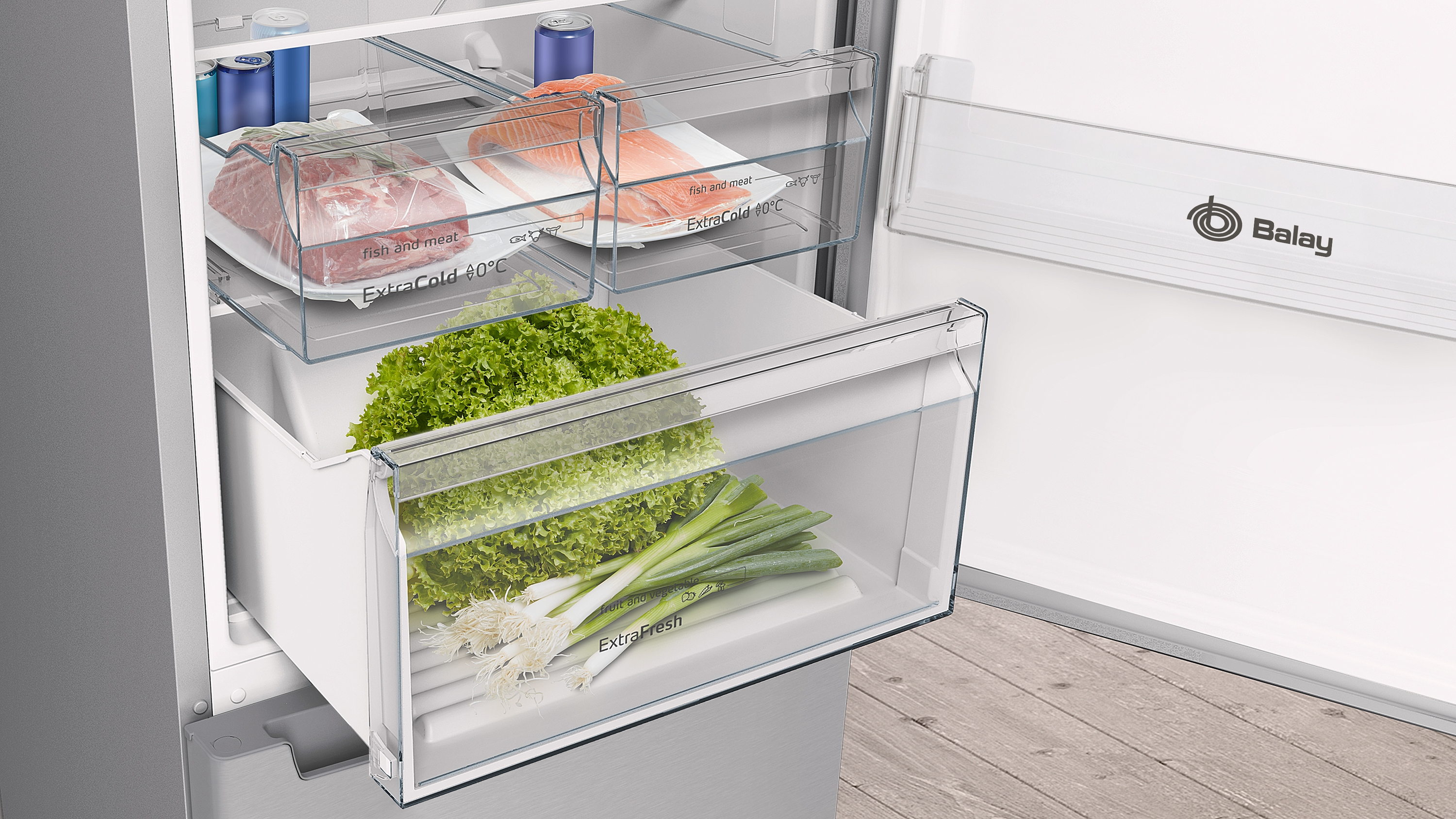 Estantes de refrigerador llenos de alimentos. Contiene verduras, pescado y carne dentro de recipientes transparentes.