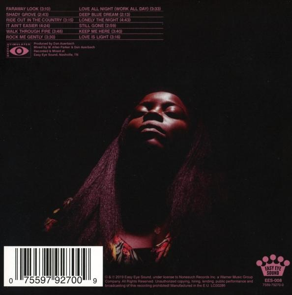 Albumcover mit dunkelhäutiger Frau, unscharfem Hintergrund und Titelliste.