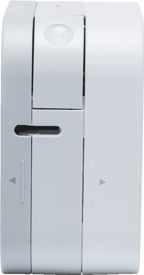 Un batteur à main blanc mélangeant un bol de crème blanche.