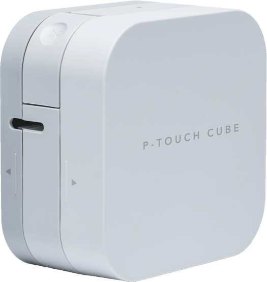 Une étiqueteuse P-Touch Cube blanche. Elle a des coins arrondis et un petit port sur le côté.