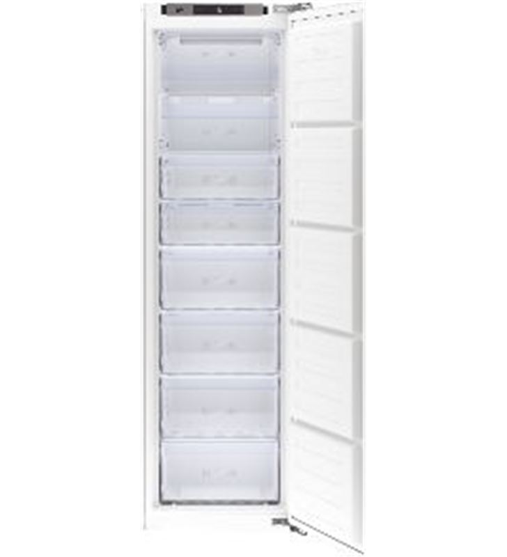 Refrigerador blanco con la puerta abierta. Interior muestra siete cajones transparentes.