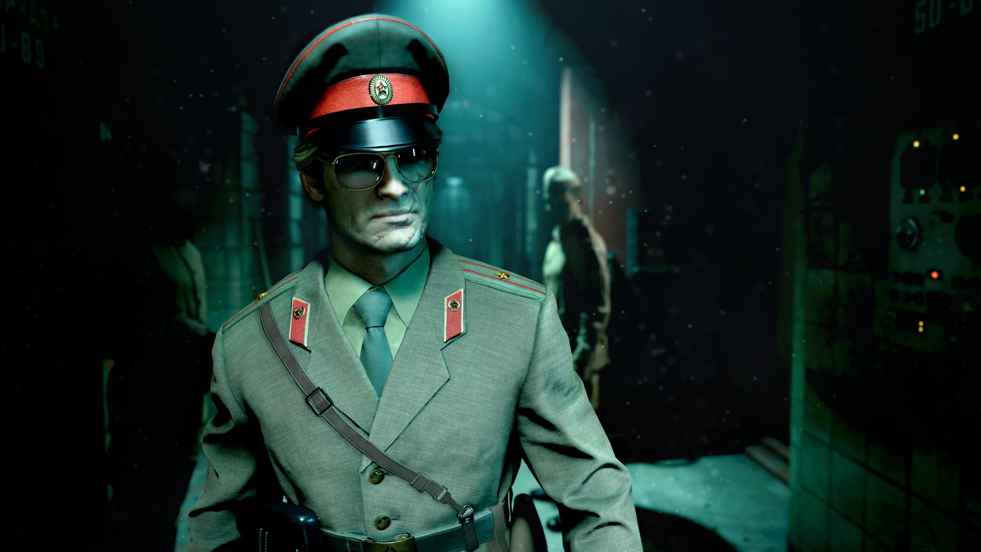 Un hombre con uniforme militar soviético y gafas de sol está en un pasillo oscuro con zombis al fondo.