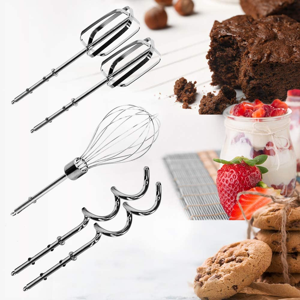 Varias herramientas de repostería y postres, incluyendo una batidora, batidor, brownie, galletas y un parfait.