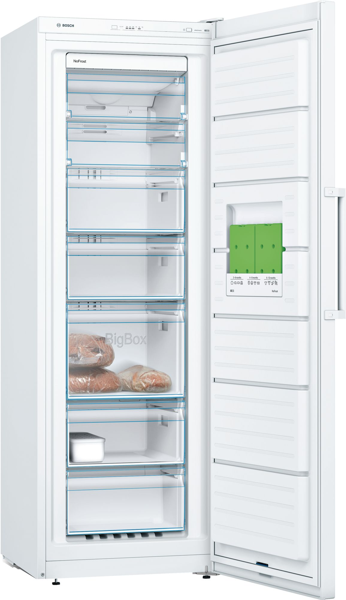 Ein weißer Kühlschrank mit geöffneter Tür, die Regale, Schubladen und Lebensmittel zeigt.