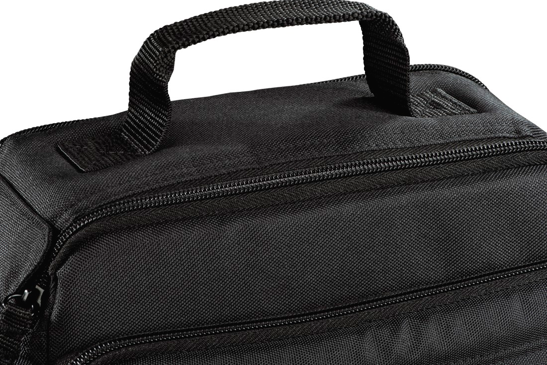 Schwarze Tasche mit Griff und Reißverschluss. Nahaufnahme auf weißem Hintergrund.