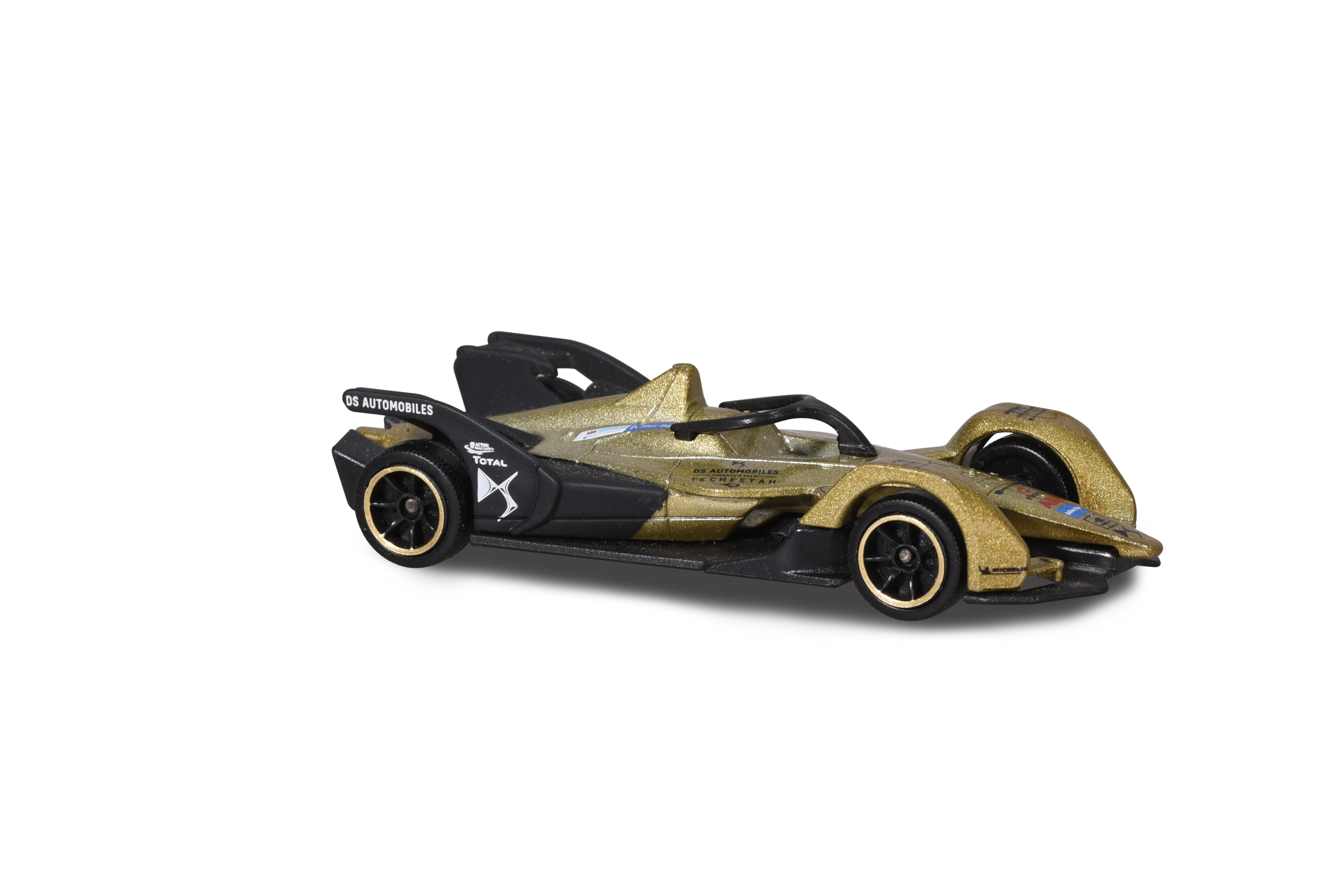 Ein gold-schwarzes Spielzeug-Rennauto auf weißer Oberfläche. Das Auto hat Sponsorenlogos und schwarze Räder mit Goldfelgen.