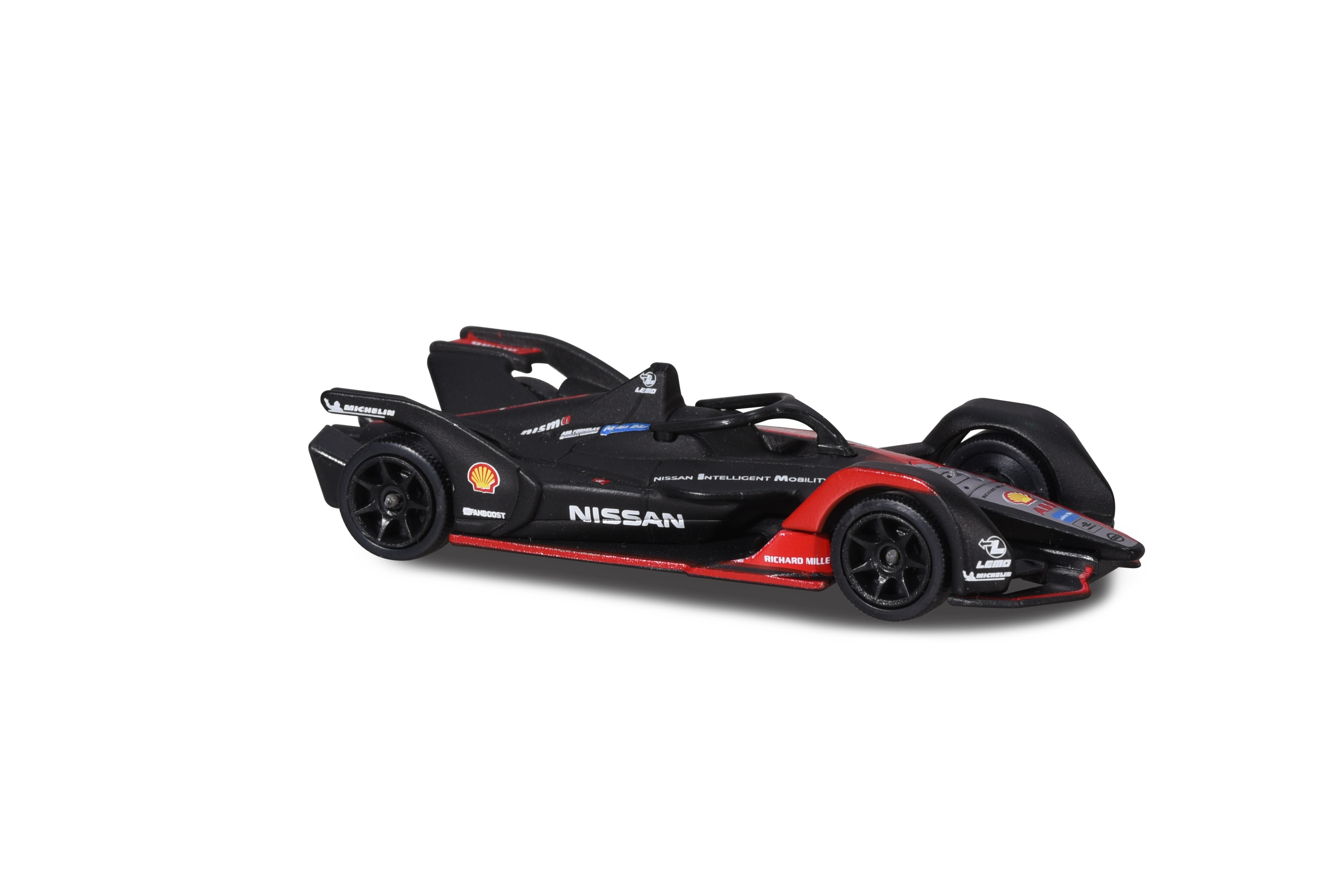 Ein schwarz-rotes Nissan-Rennauto. Das Auto hat Sponsorenlogos und schwarze Räder. Es ist auf weißem Hintergrund.