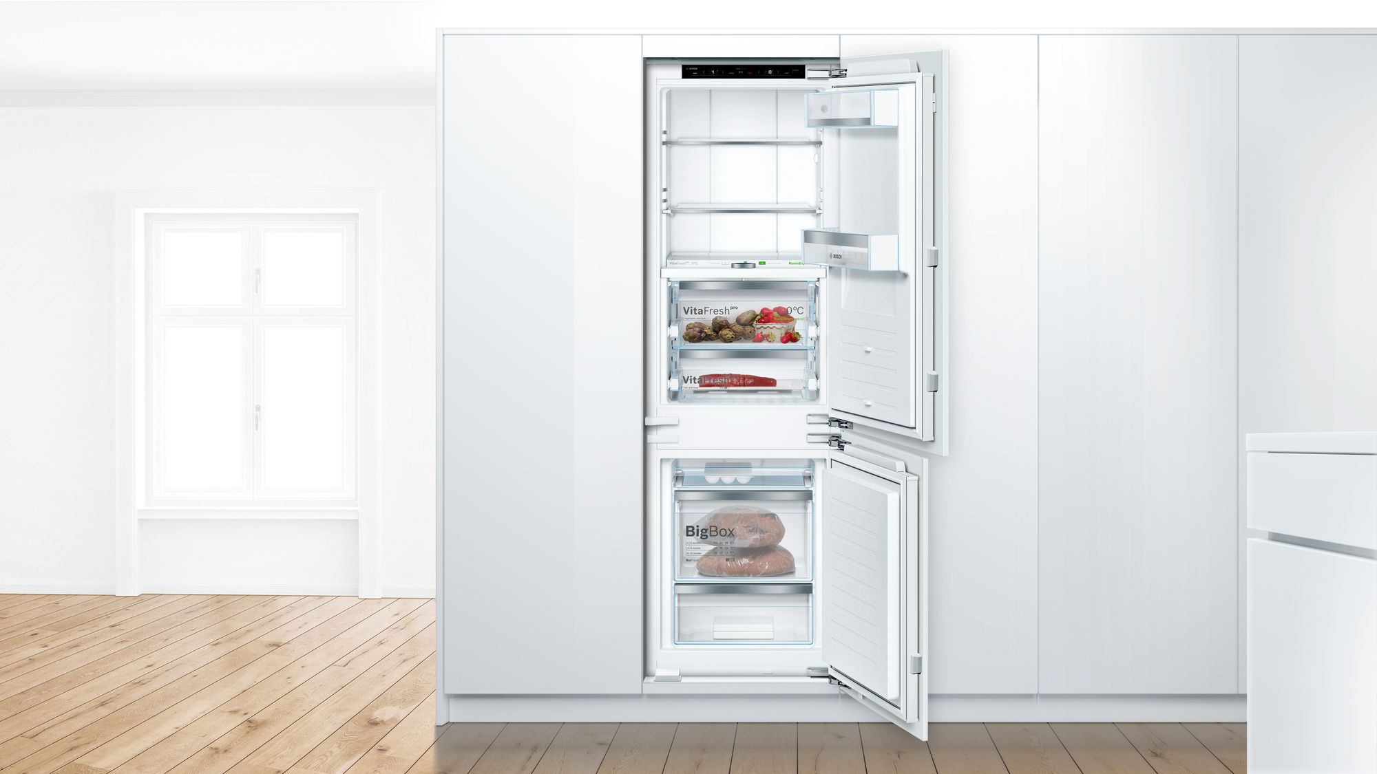 Ein eingebauter weißer Kühlschrank mit geöffneten Türen. Der Innenraum zeigt Regale und Schubladen.
