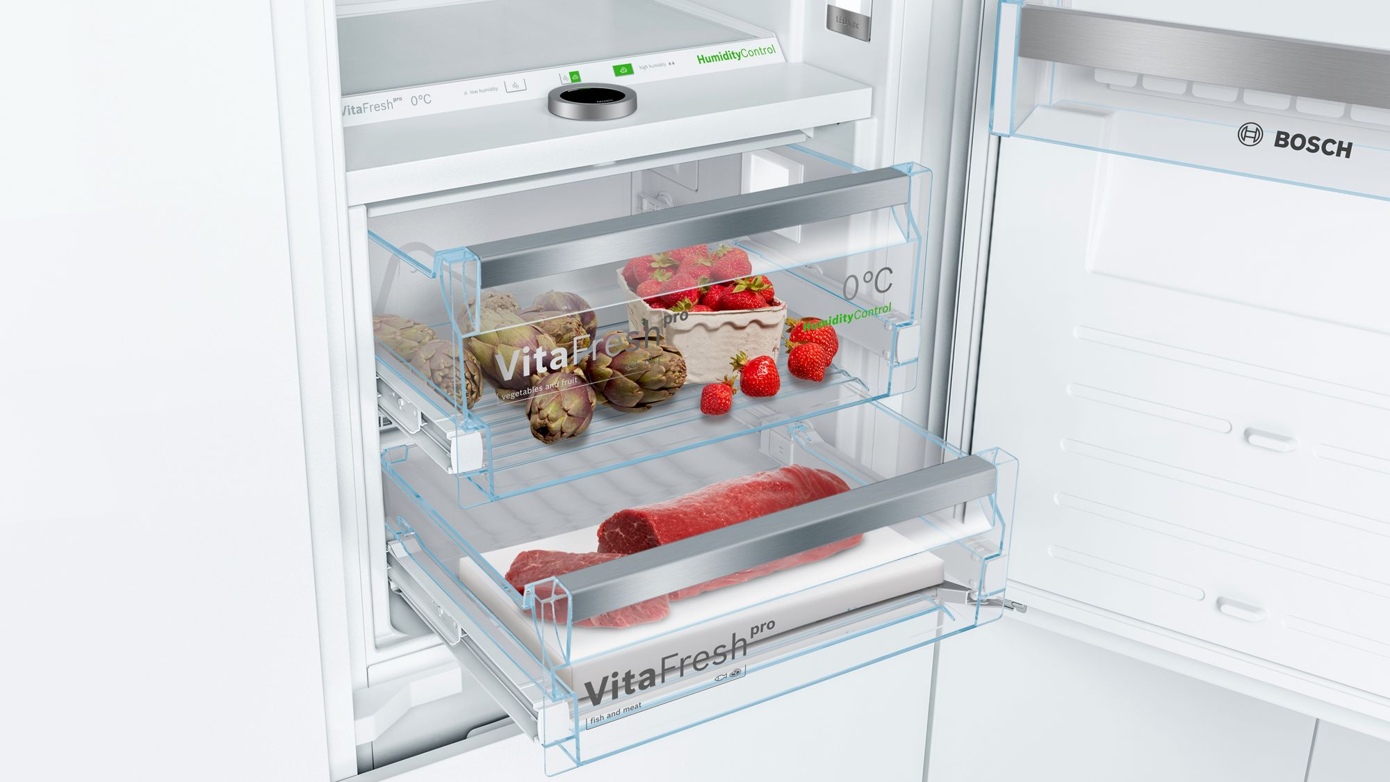 Offener Kühlschrank mit frischen Produkten in Schubladen. Erdbeeren, Artischocken und Fleisch sichtbar.