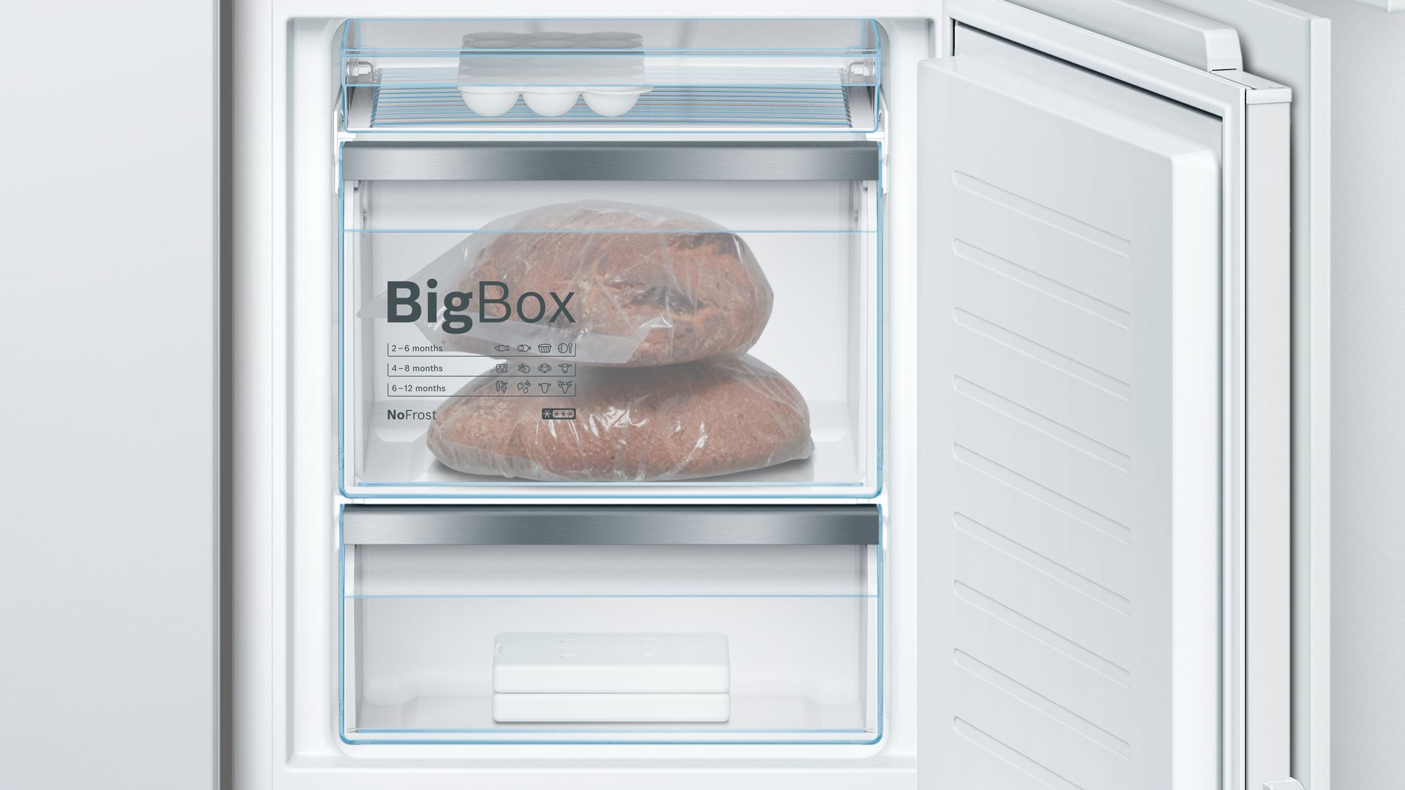 Kühlschrankinnenraum mit Regalen, BigBox und Brot. Oberes Regal mit Eiern. Unteres Regal mit weißem Artikel.