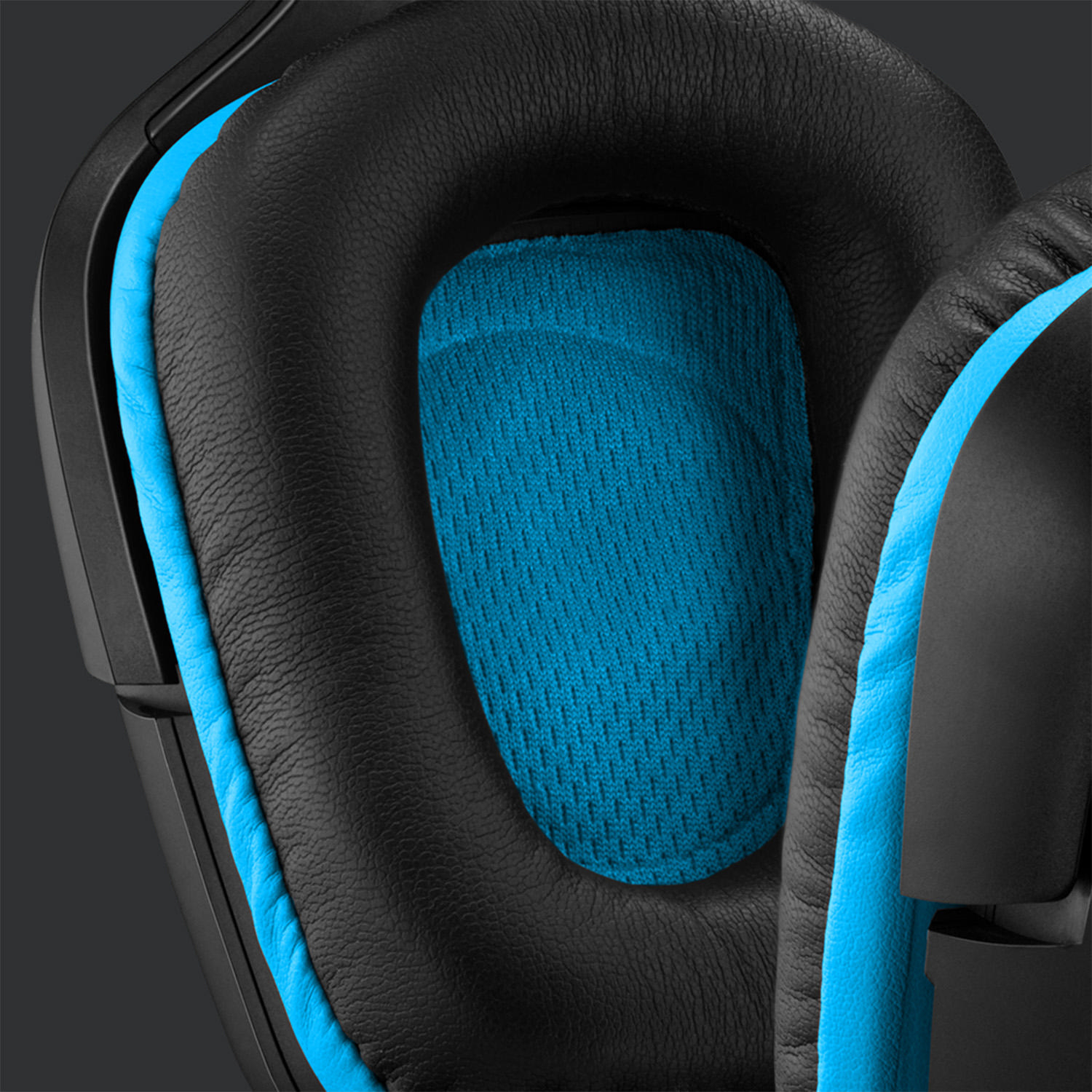 Nahaufnahme eines Gaming-Headset-Ohrhörers. Schwarz-blaues Farbschema.