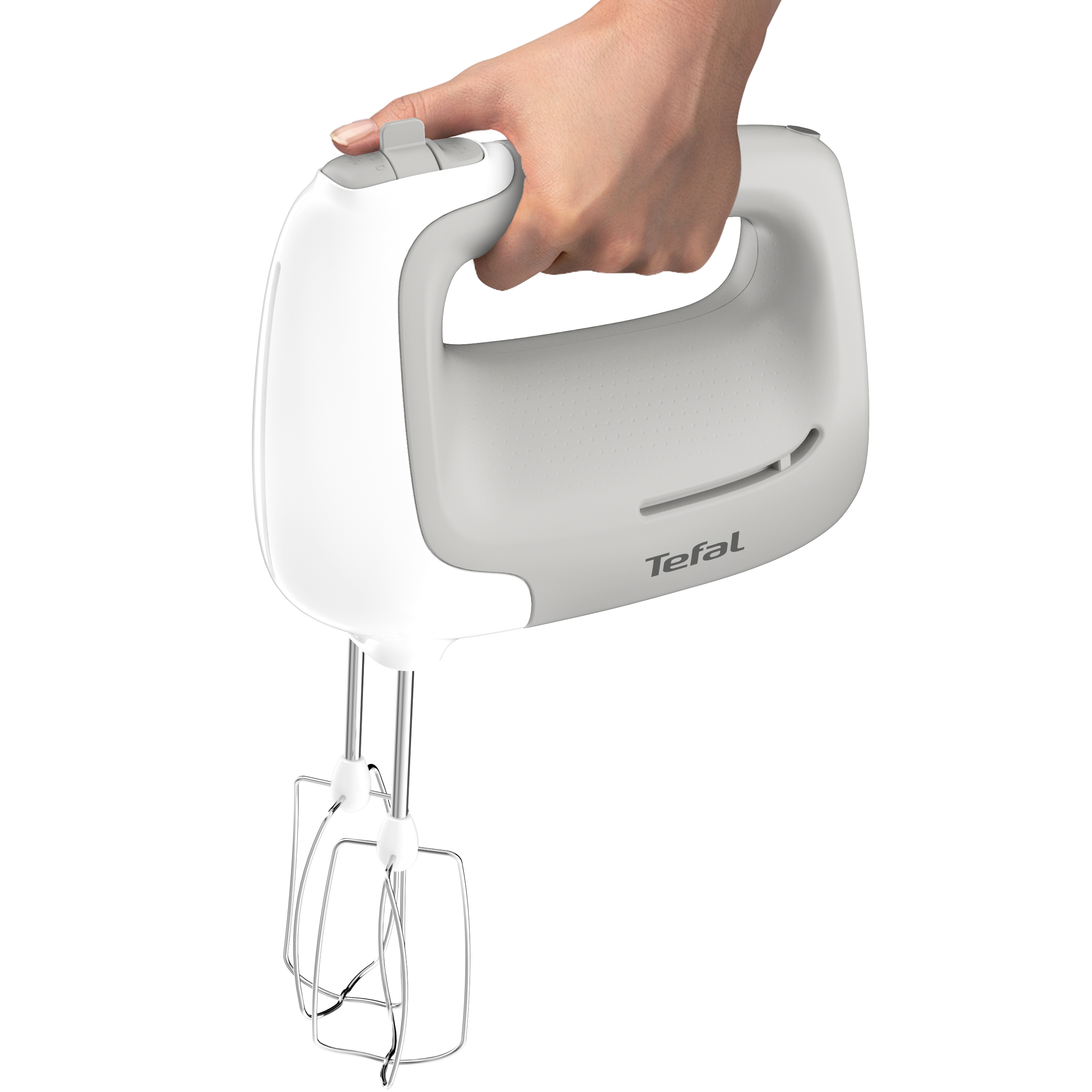 Eine Hand hält einen weißen und grauen Tefal-Handmixer mit Rührbesen.