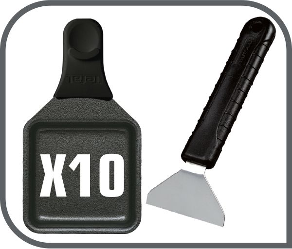 Eine schwarze Raclette-Pfanne und ein Schaber mit dem Wort 'X10' auf der Pfanne.