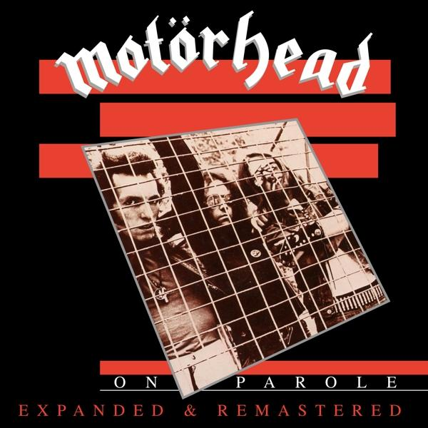 Motörhead albumhoes met bandleden in een raster en rode en zwarte tekst.