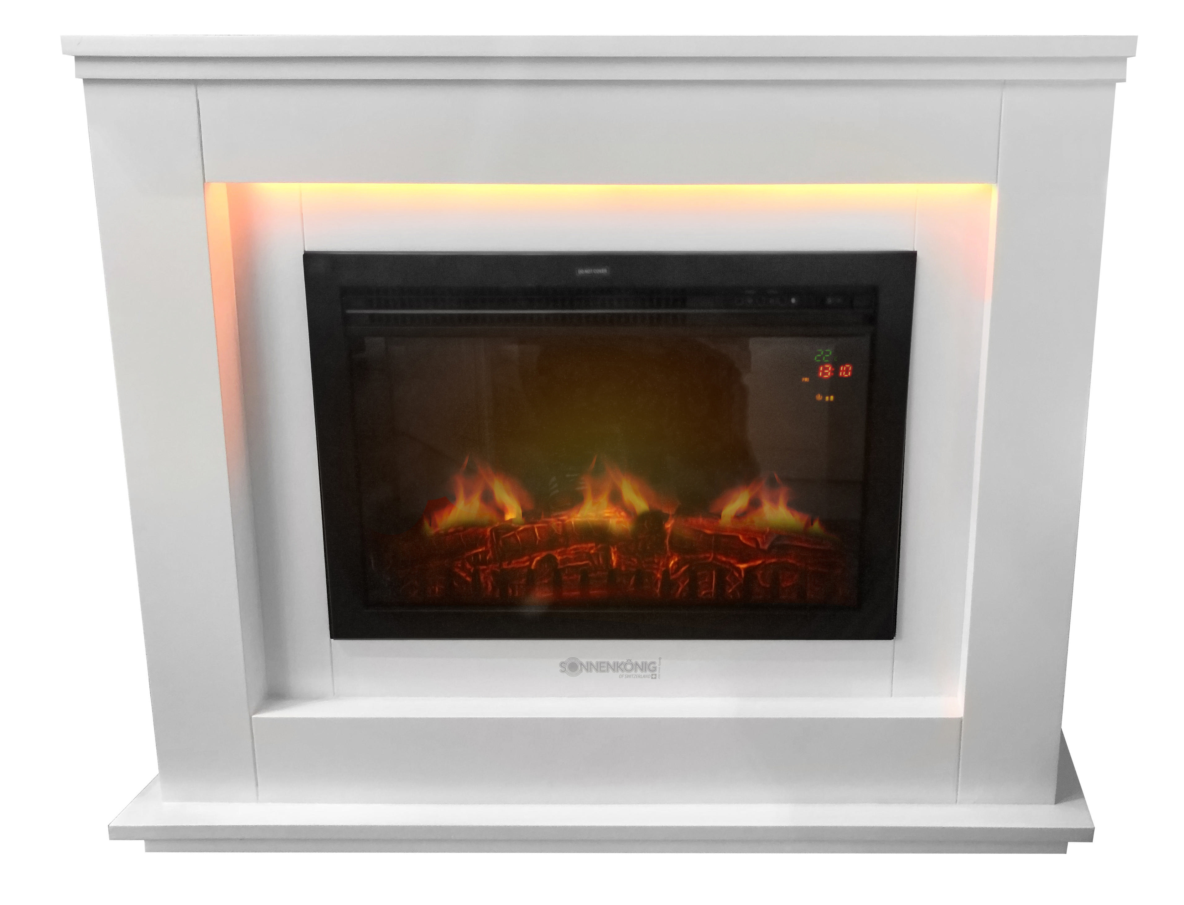 Weißer Kamin mit schwarzem Feuerraum und orangefarbenen Flammen. Der Rahmen ist weiß.