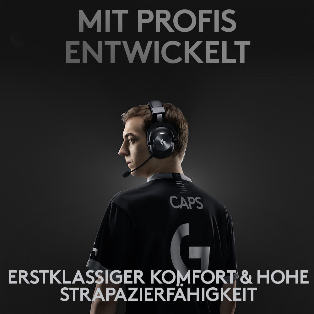 Ein Mann mit Headset und dem Logo eines Gaming-Unternehmens.