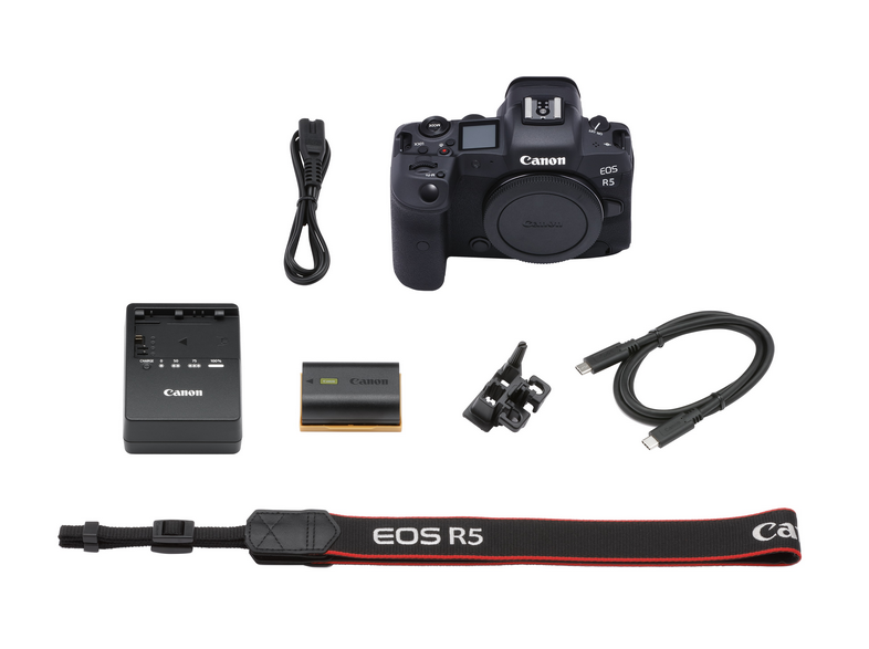 Una cámara Canon EOS R5 y accesorios están dispuestos sobre un fondo blanco. Incluye cargador, correa y cables.