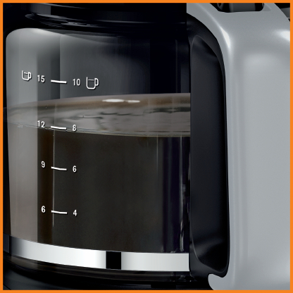 Nahaufnahme des Wassertanks einer Kaffeemaschine, die dunklen Kaffee und Wasserstandmarkierungen für die Tassenanzahl zeigt.