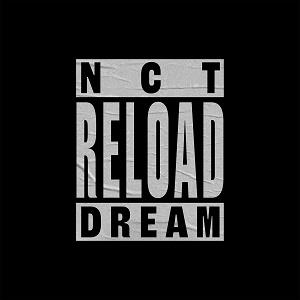 Zwart-witte poster met de woorden 'NCT DREAM RELOAD' op een zwarte achtergrond.