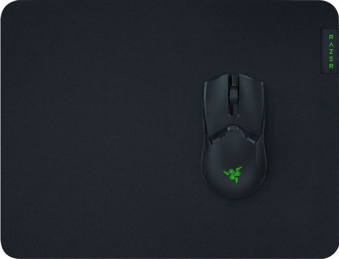 Souris et tapis de souris Razer noirs. Le logo Razer est sur la souris. Surface noire.