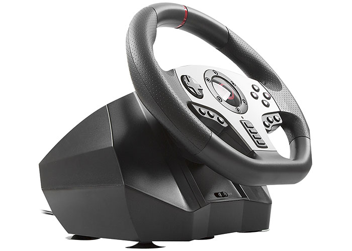 Düğmeler ve kontrollerle siyah ve gümüş oyun direksiyonu.