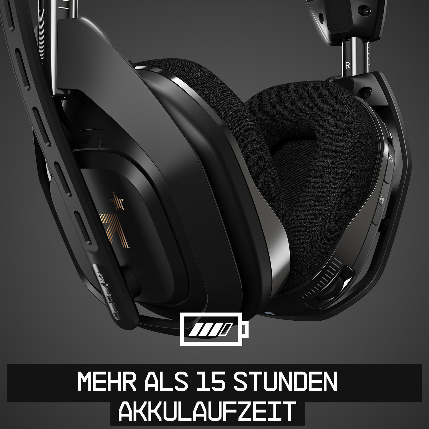 Schwarzes Gaming-Headset, das die Ohrmuscheln zeigt. Der Akkustand wird angezeigt. Schwarzer Hintergrund.