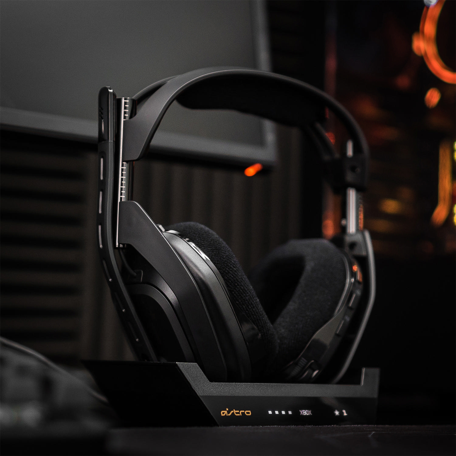 Schwarzes Gaming-Headset auf einem Ständer, mit Astro-Markennamen. Dunkler Hintergrund.