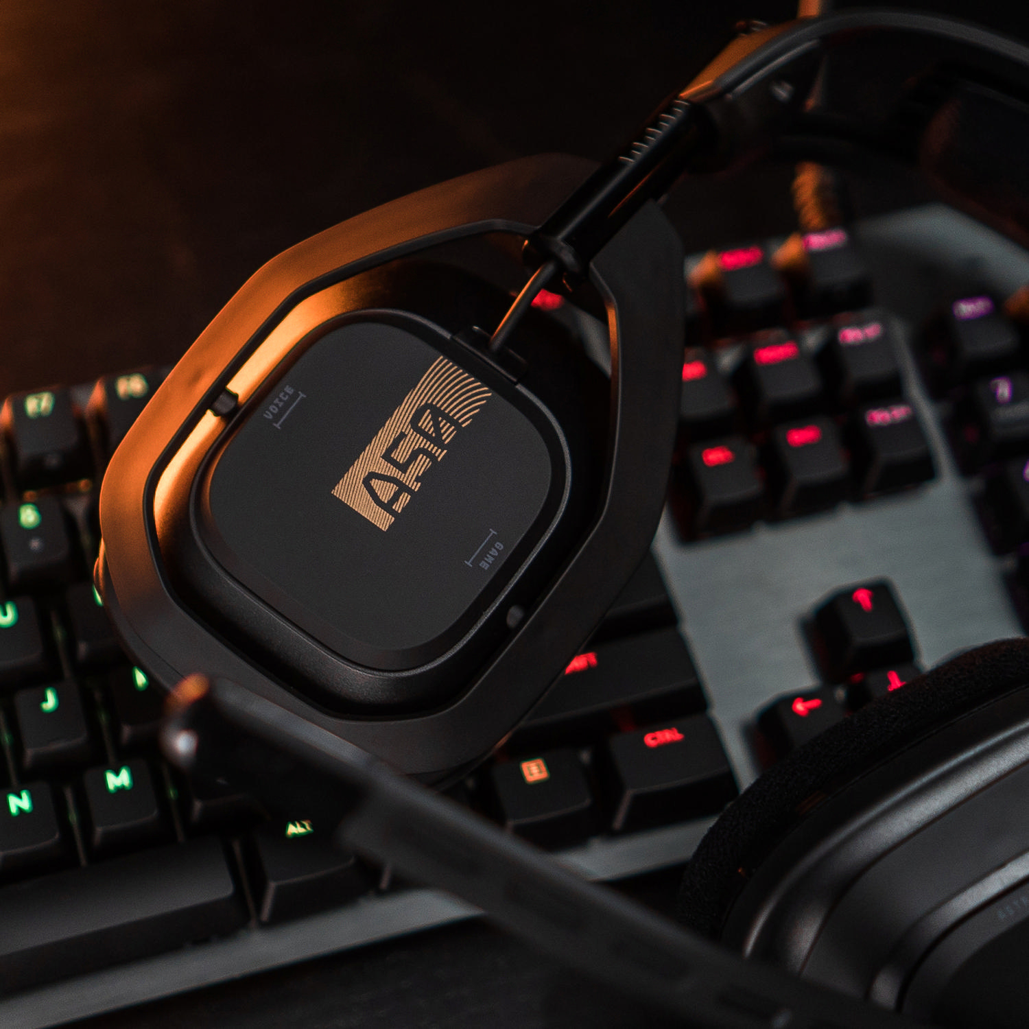 Schwarzes Gaming-Headset über einer Tastatur, mit dem Logo "ASTRO".