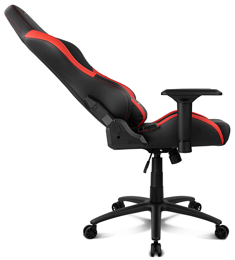 Una silla gamer negra y roja con reposacabezas y reposabrazos sobre un fondo blanco.