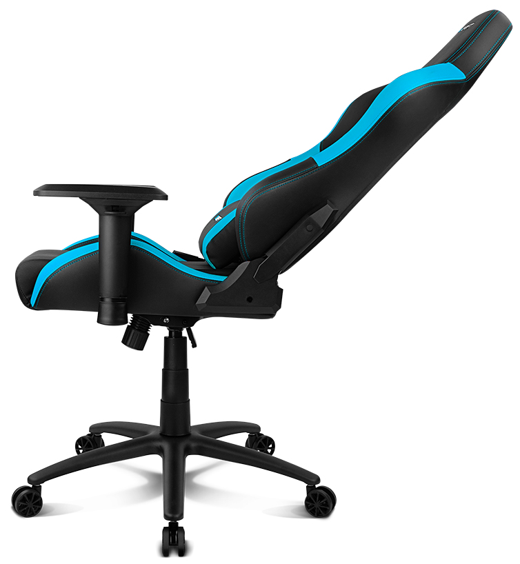 Silla para juegos negra y azul en ángulo hacia un lado.