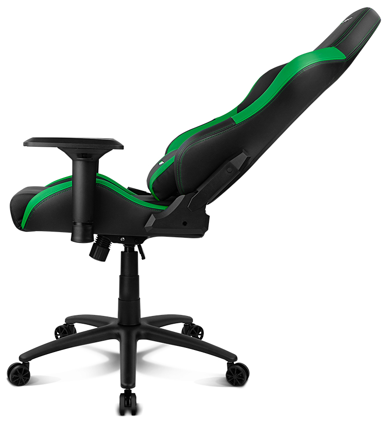 Una silla gamer verde y negra, vista lateral, sobre un fondo blanco.
