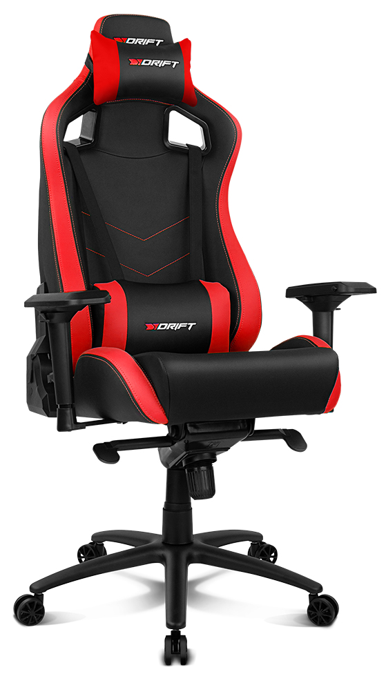 Una silla gamer negra y roja con reposacabezas, reposabrazos y base negra con ruedas, sobre blanco.
