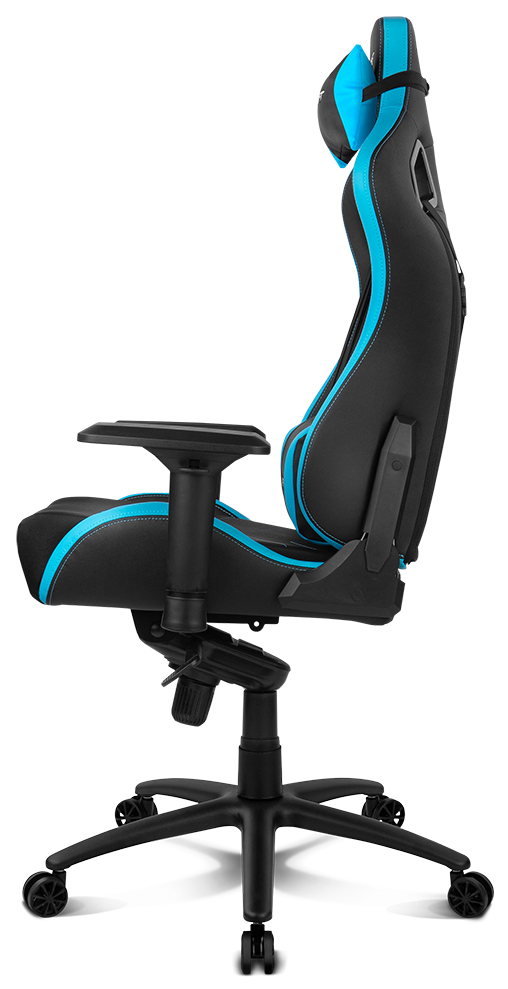 Silla gaming negra con detalles y costuras azules. Vista lateral, reposacabezas visible.