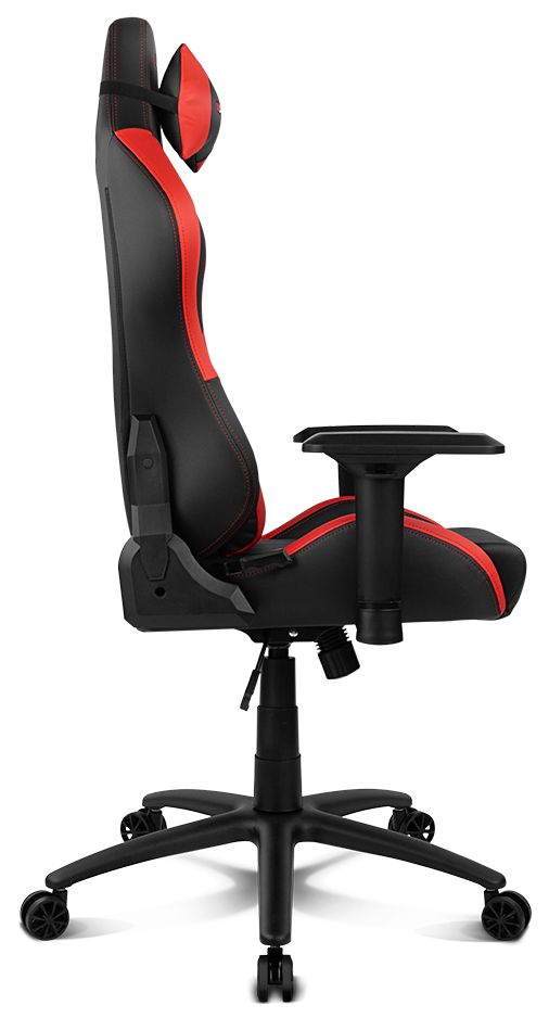 Silla gaming negra y roja, respaldo alto, reposabrazos y ruedas. Fondo blanco.