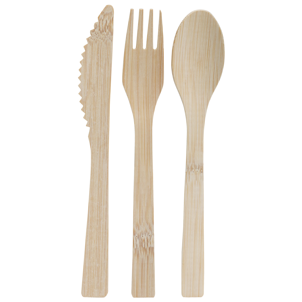 Juego de cuchillo, tenedor y cuchara de bambú, alineados sobre fondo blanco.
