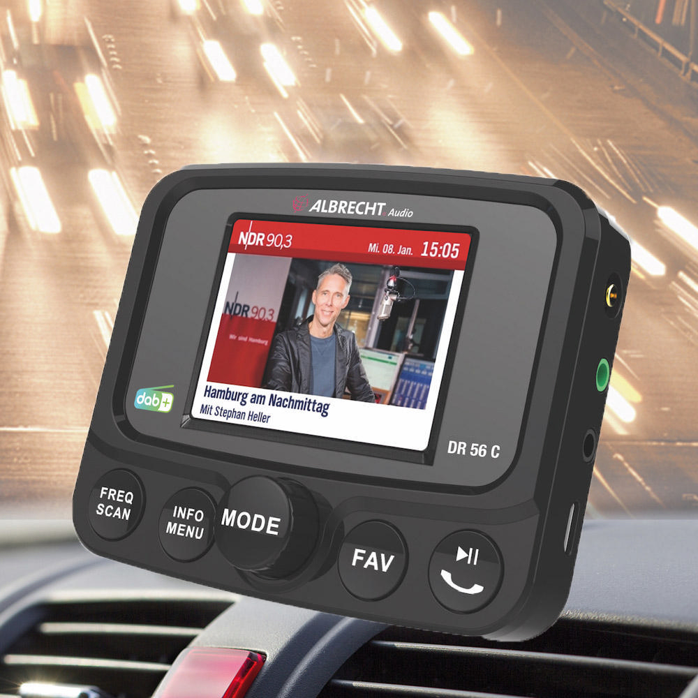 Digitalradio im Auto. Zeigt Sender- und Songinformationen. Tasten zur Steuerung.