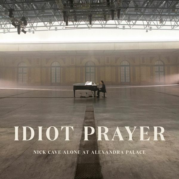 Pochette d'album. Un homme joue du piano sur scène avec les mots 'Idiot Prayer'.