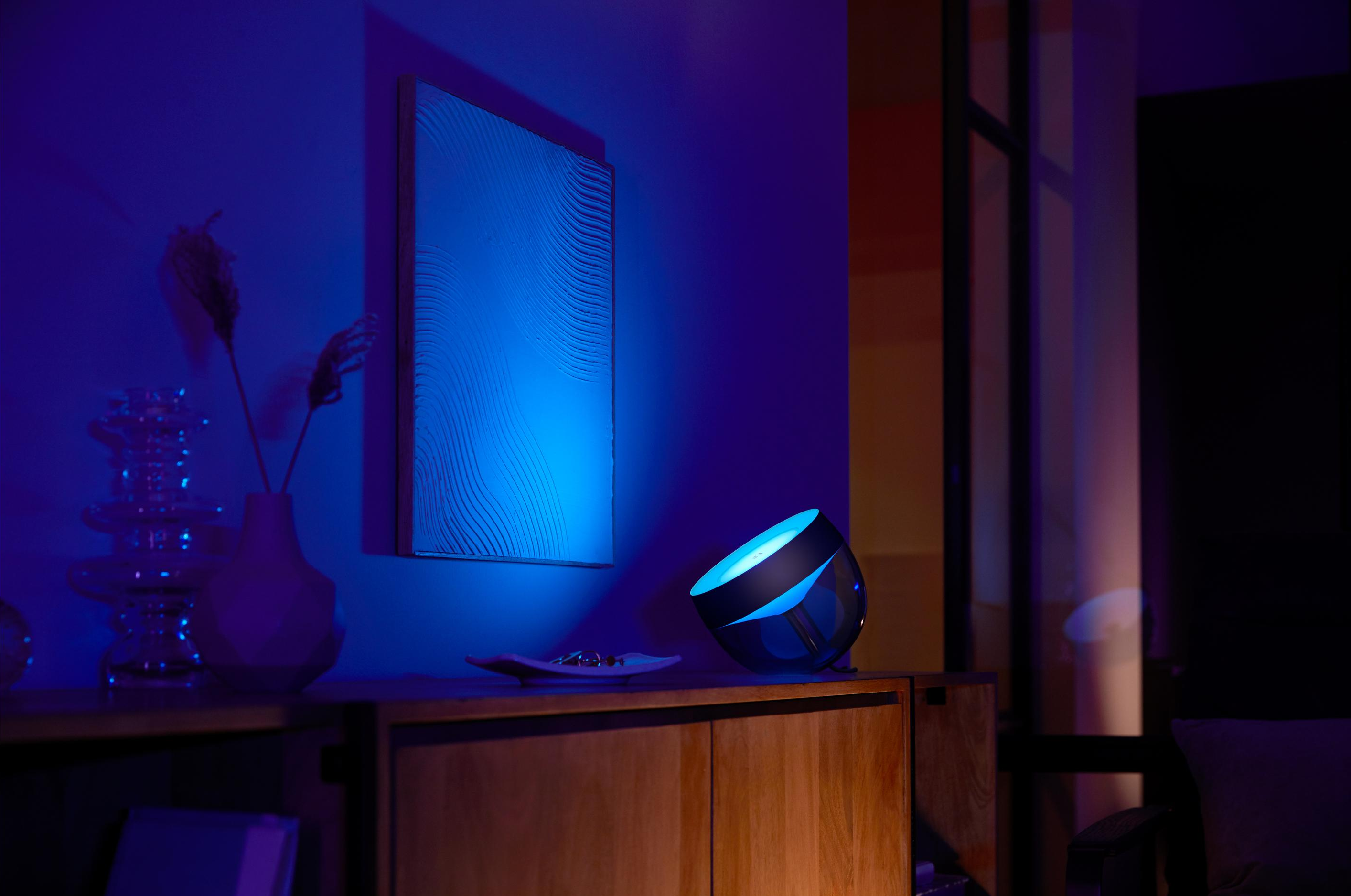 Une lumière bleue sur une table avec une peinture abstraite.