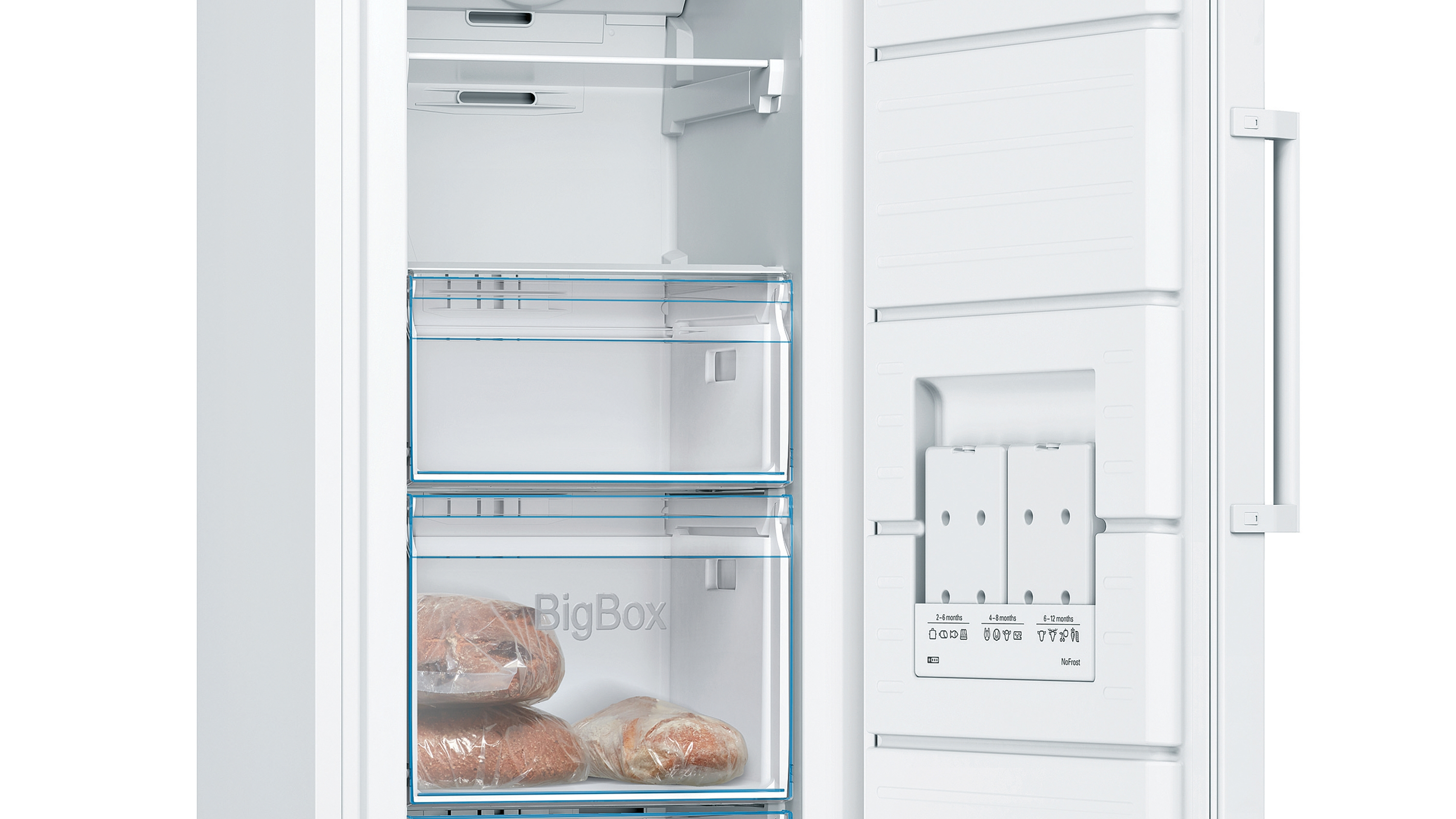 Weißer Kühlschrankinnenraum. Zwei Gefrierschubladen mit Lebensmitteln. Regale und ein Bereich für Eiswürfel.