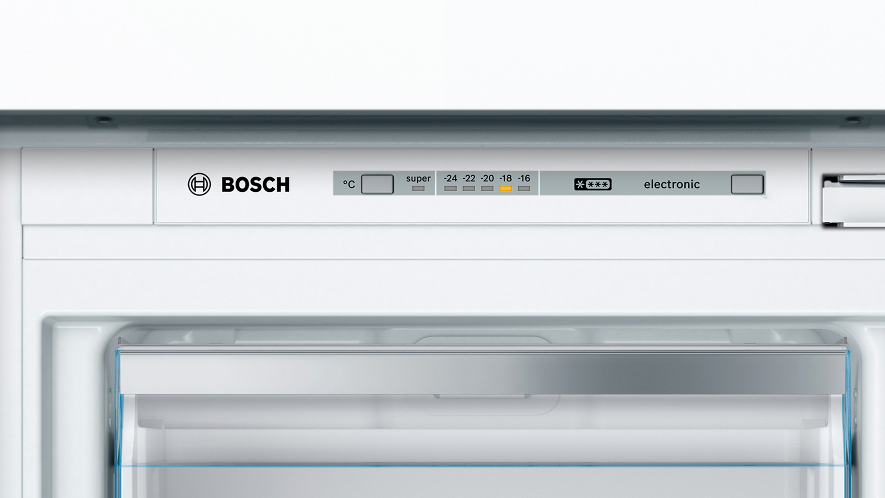 Nahaufnahme des Bedienfelds eines weißen Bosch-Kühlschranks mit Temperatureinstellungen und Markenlogo.
