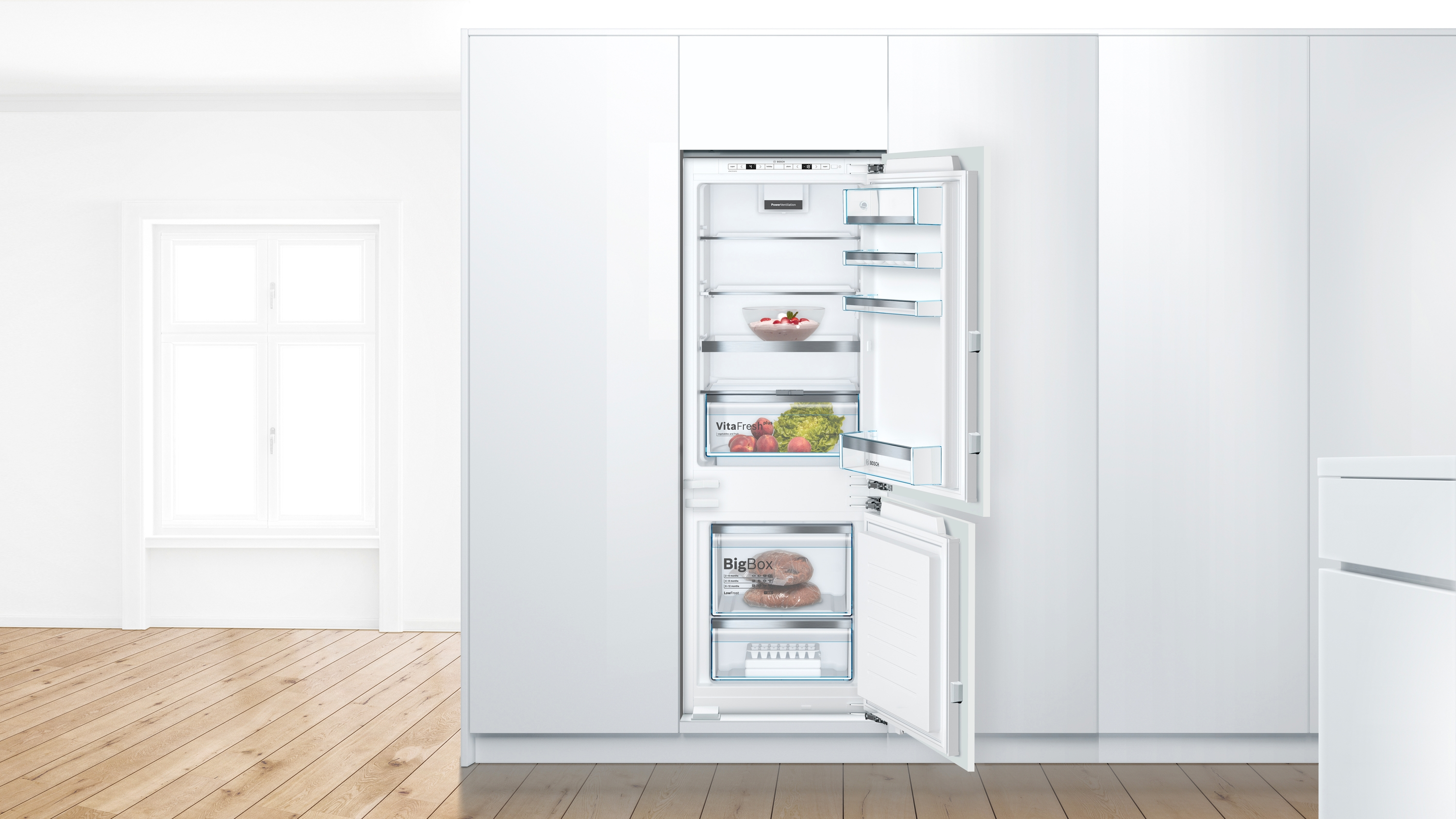 Offener weißer Kühlschrank mit Regalen und Schubladen voller Lebensmittel. Weißer Küchenhintergrund.